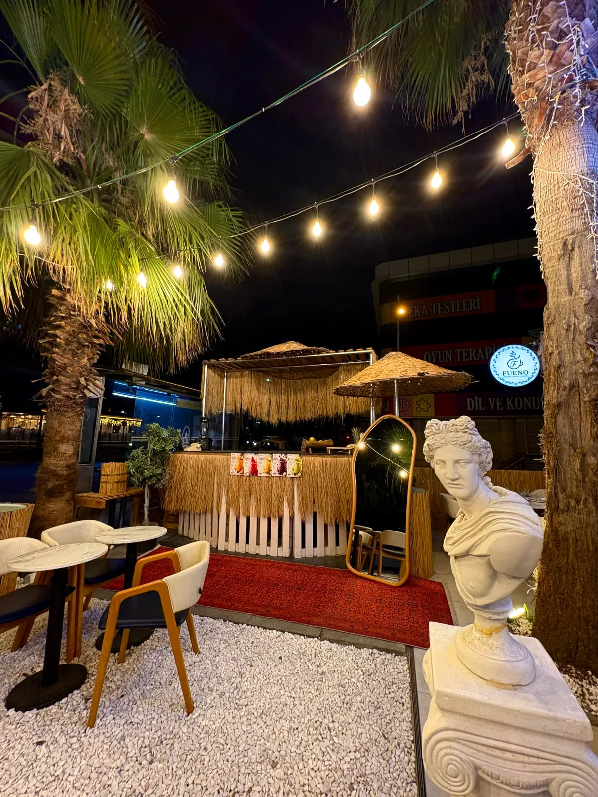 Fueno Coffee gece terası ve hasır bar